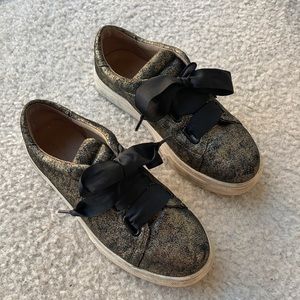 Caslon Women’s bow tie sneaker 8.5